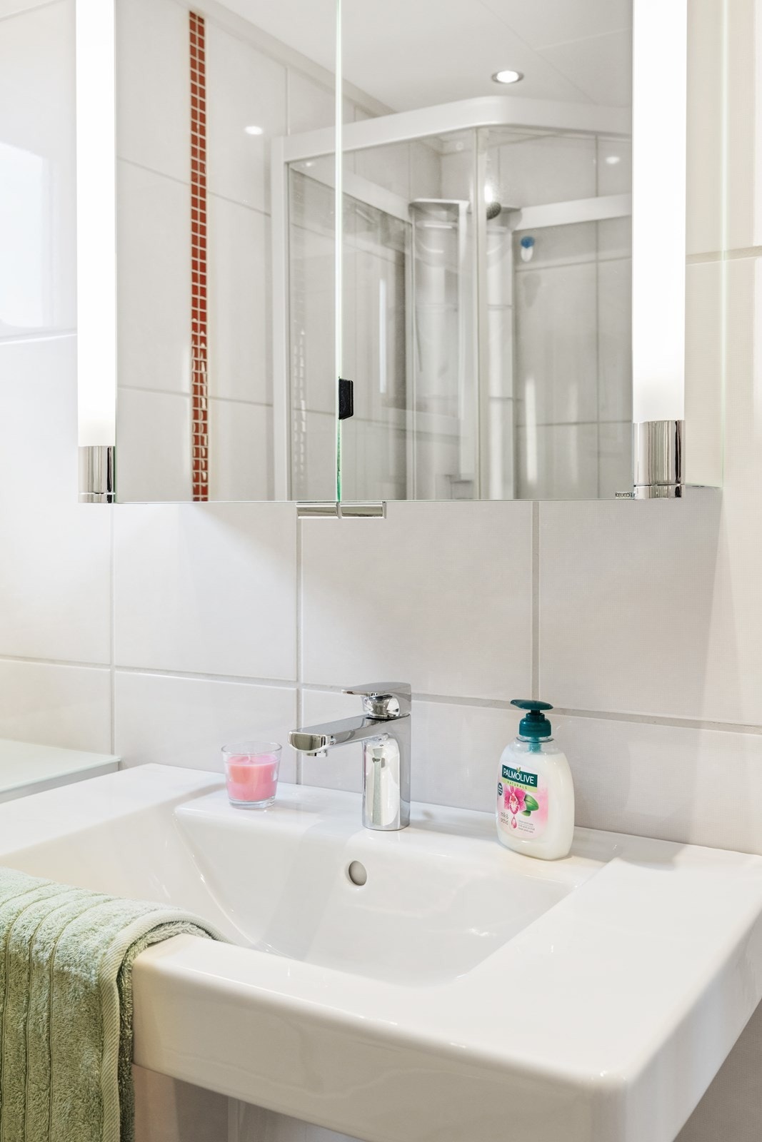 Søyleservant på bad, og tidsriktig baderomsinnredning med speil, lys og integrert stikkontakt. Galleribilde