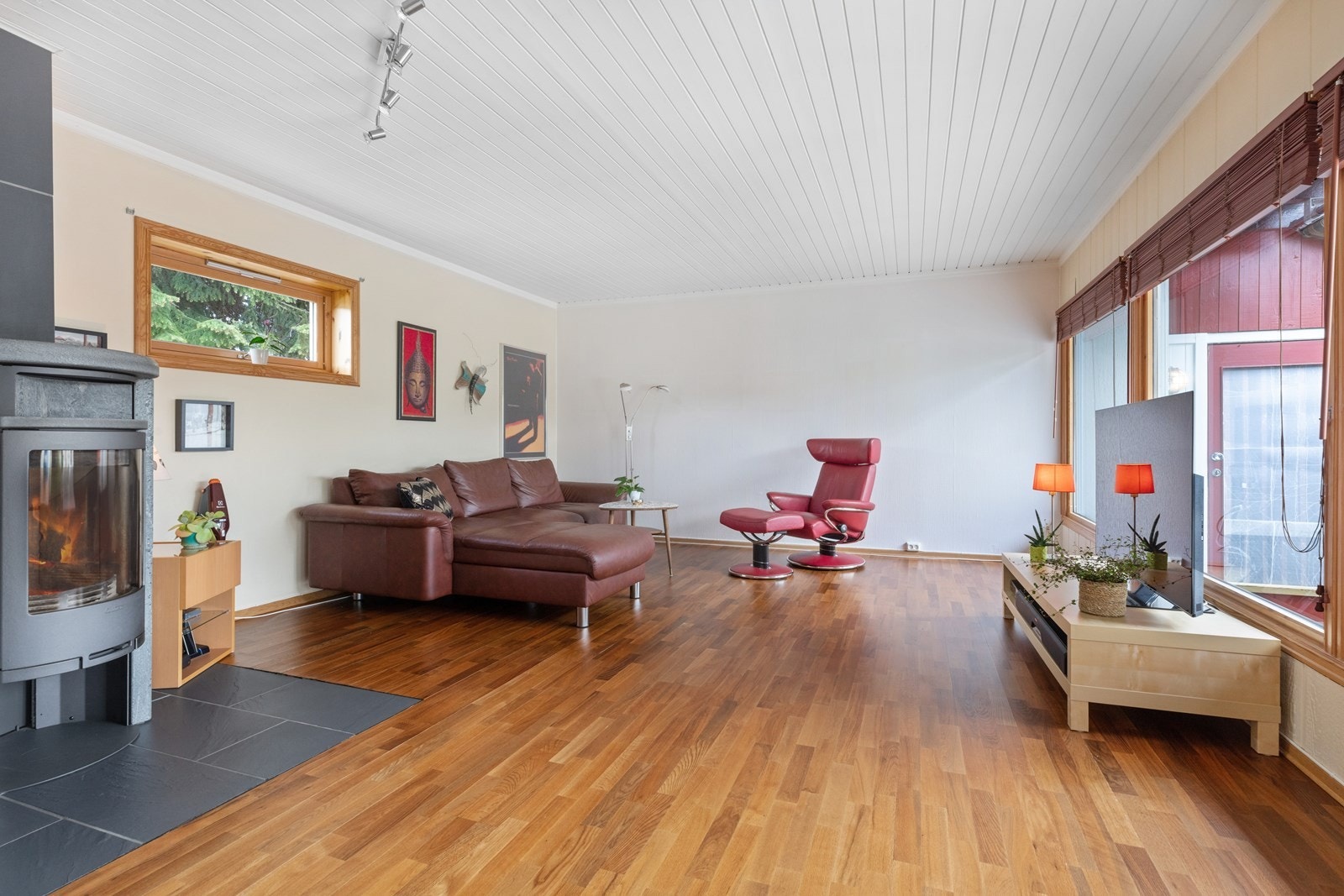 Del av stue med sofaløsning og klebbersteinsovn (ny i 2007). Galleribilde