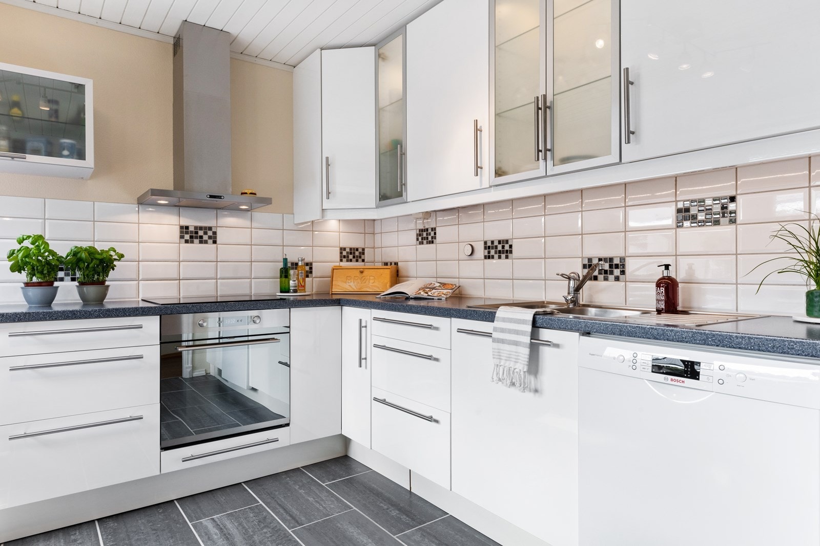 Kjøkkenet ble oppgradert i 2007 med ny innredning og integrerte hvitevarer, herunder: stekeovn, keramisk topp og kombiskap (kjøl/frys). Oppvaskmaskin vil også medfølge. Galleribilde