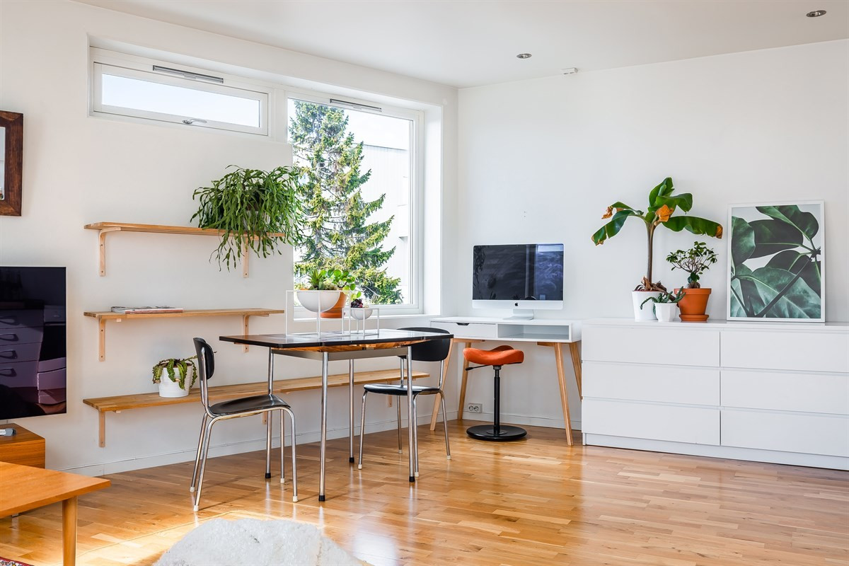Spennende løsning med skrå vegg i stue og nedsenket himling med downlights