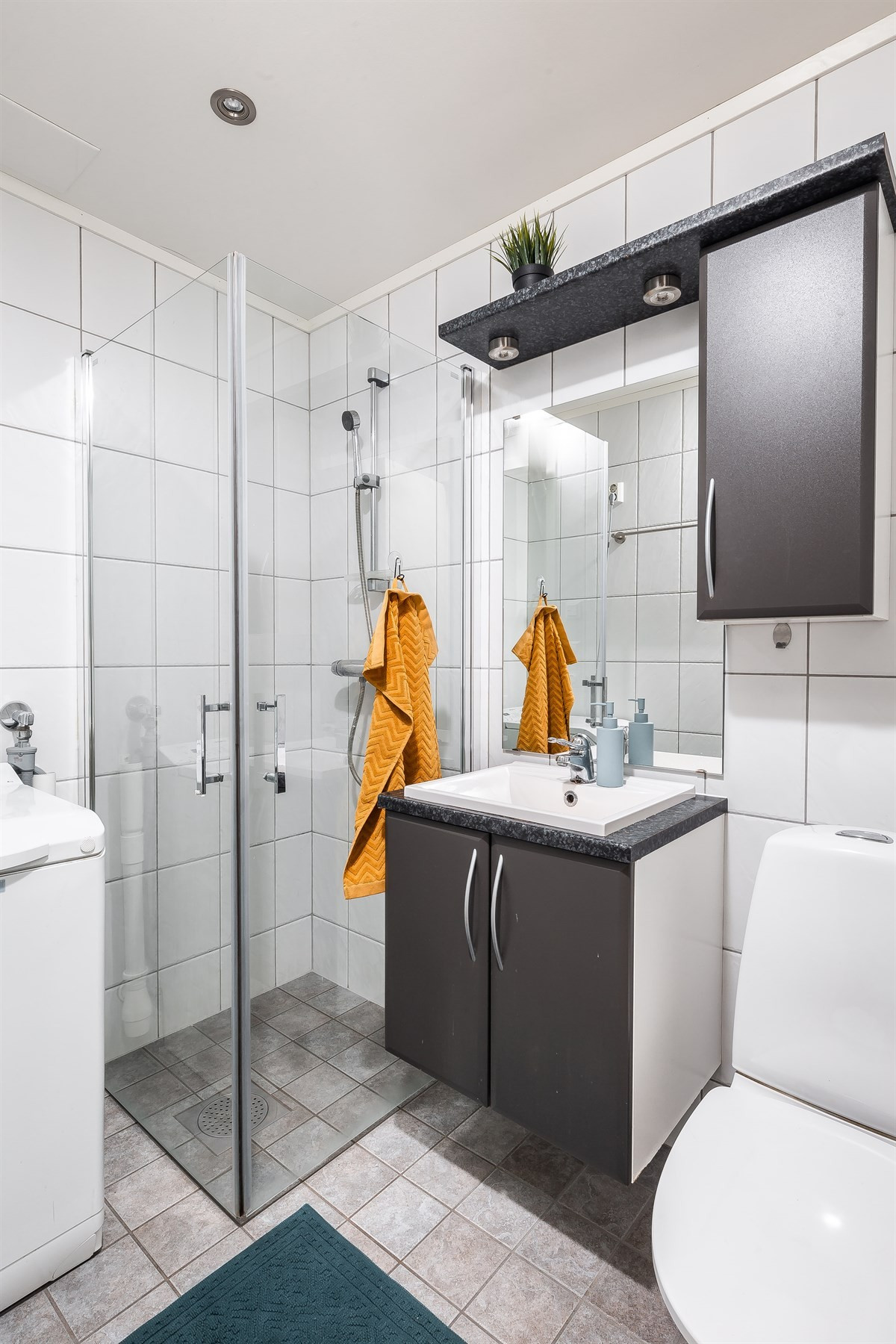 Komplett fliselagt bad med varme i gulv. Opplegg for vaskemaskin
