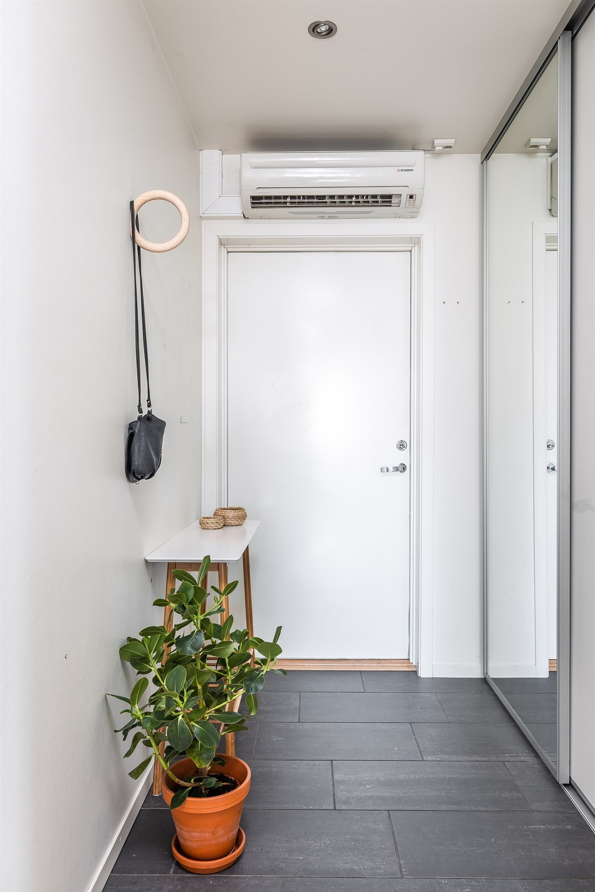 Inngangsparti med praktisk skyvegarderobe