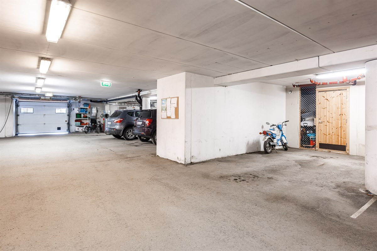 I garasjen er det parkering på fast plass. Herfra går man direkte opp i leiligheten