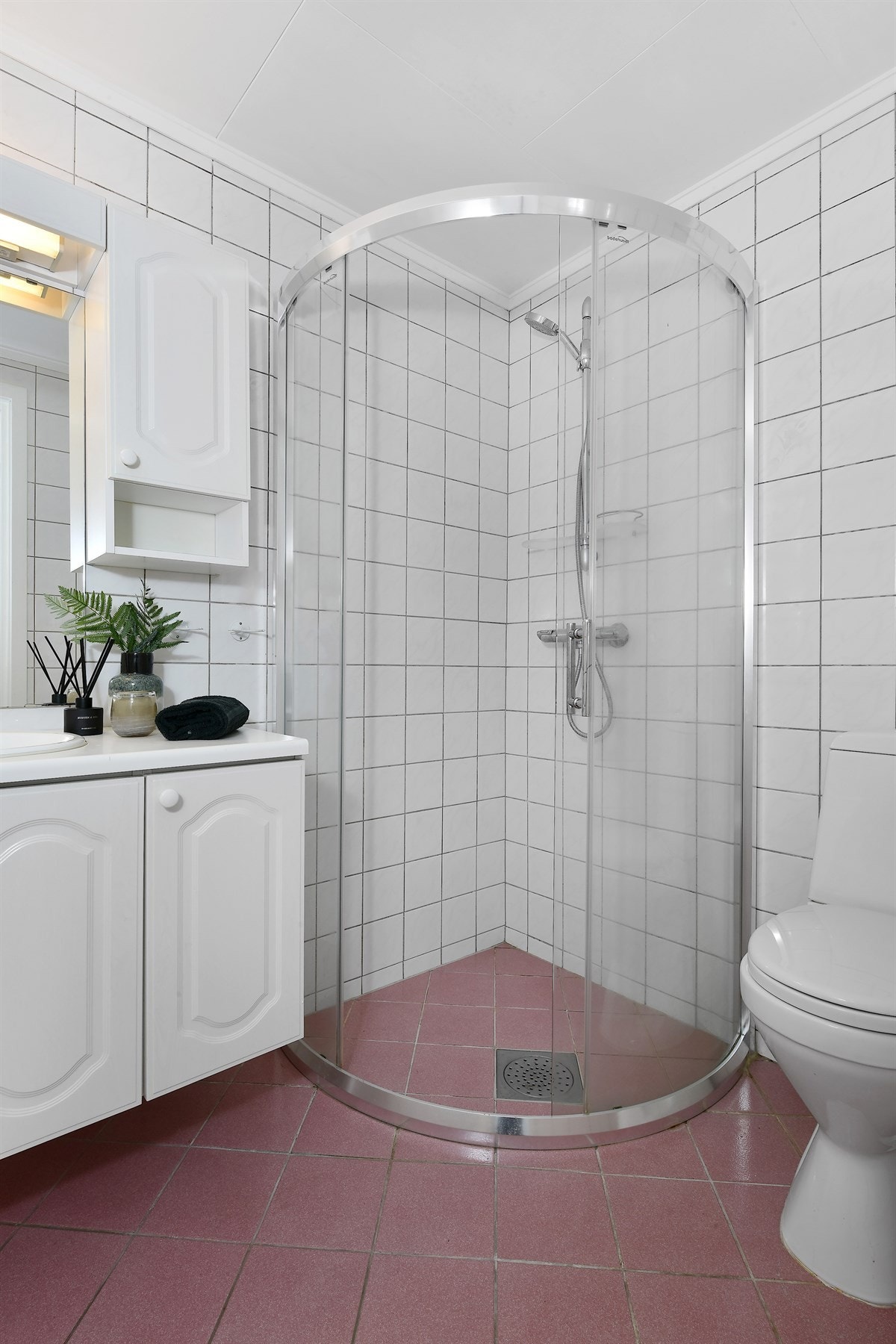 Det andre badet ligger i kjelleren, er fra 1992 og har flislagte overflater, samt gulvvarme. Galleribilde