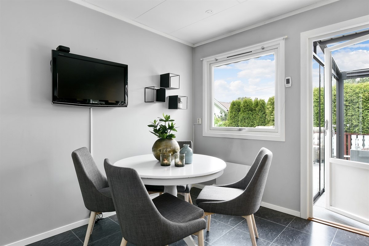 Det er utgang til vinterhage og god plass til spisebord. Galleribilde