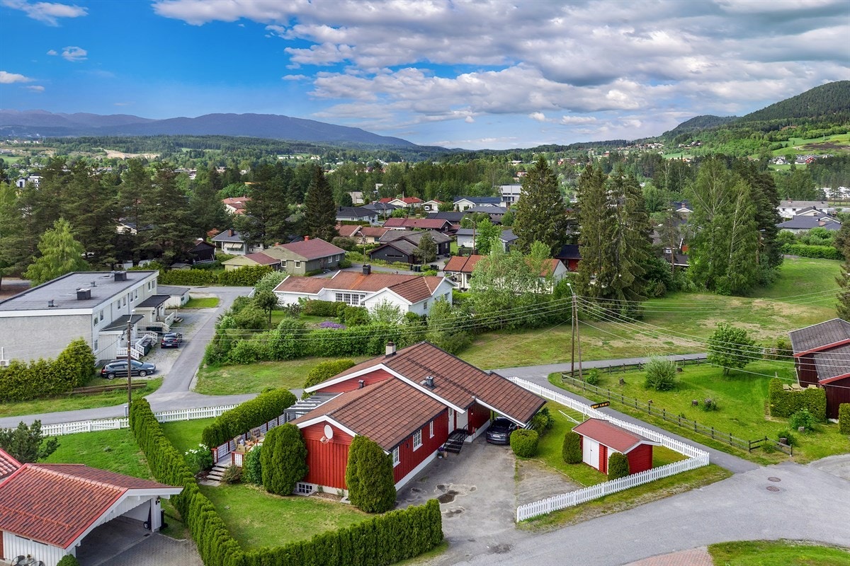 Området har mulighet for kollektivtransport via buss og tog. Nærmeste holdeplass er Stubben Loesmoen og ligger ca. 300 meter fra boligen. Det er ca. 850 meter til Hokksund jernbanestasjon. Galleribilde