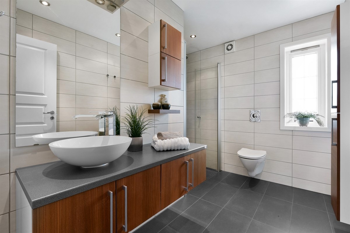 Badet i første etasje ble oppgradert i 2007 og har mørke gulvfliser, lyse veggfliser, gulvvarme, downlights, elektrisk avtrekksvifte og vegghengt toalett. Galleribilde