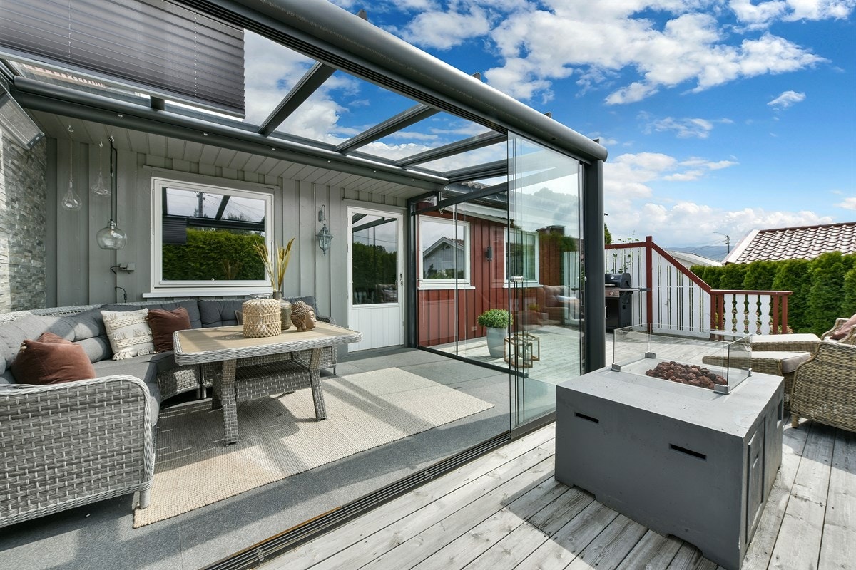 Vinterhagen har metallrammer med store glassflater og skyvedør ut til terrassen. Galleribilde