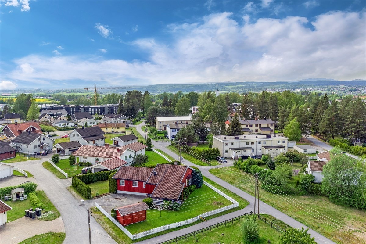 Fra eiendommen er det ca. 2 km til Hokksund barneskole og i overkant av 1 km til Hokksund ungdomsskole. Galleribilde