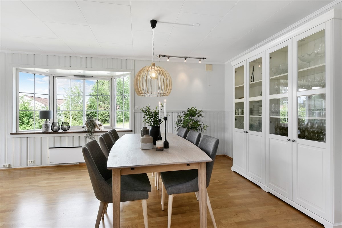 Spisebord med tilhørende møblement. Galleribilde