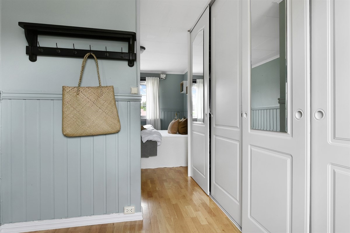 På det ekstra store hovedsoverommet er det skyvedørsgarderobe med hvite profilfronter. Galleribilde