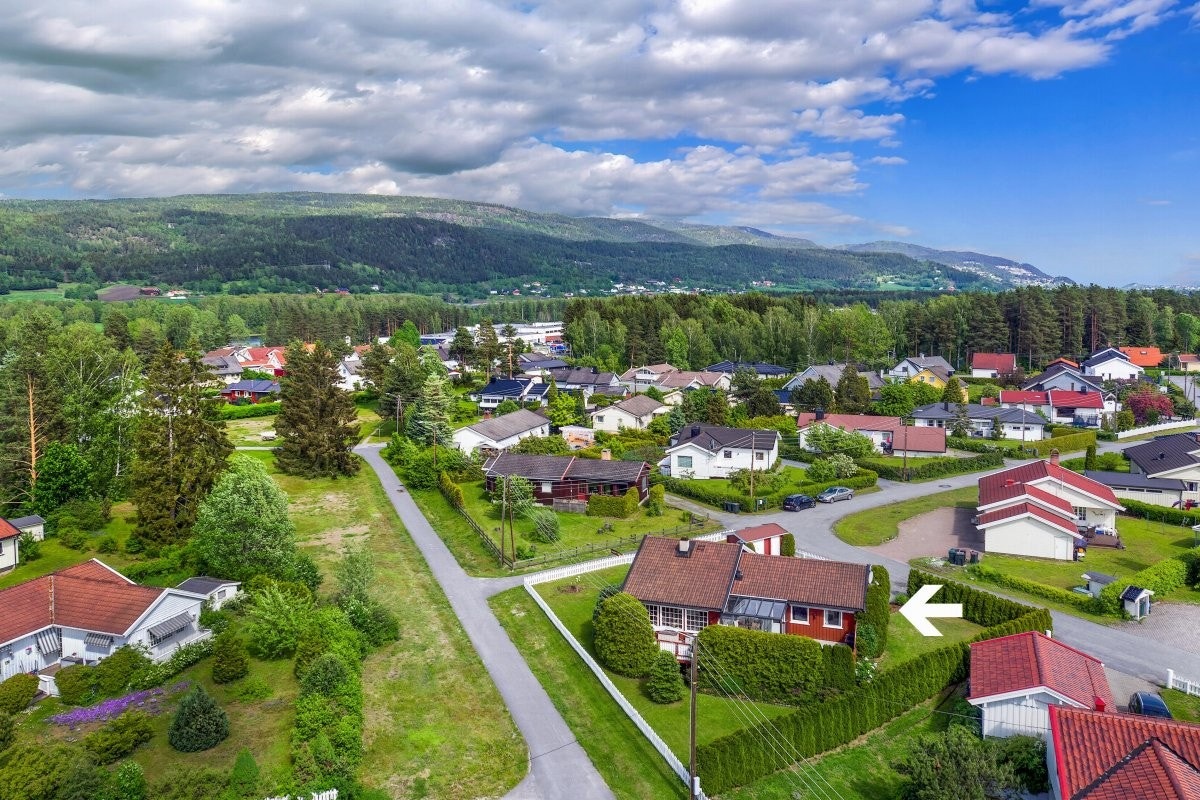 PrivatMegleren ved John Granly Steen og Kristian Arthur Brunvoll har gleden av å presentere denne velholdte eneboligen over 2 plan m/carport! Galleribilde