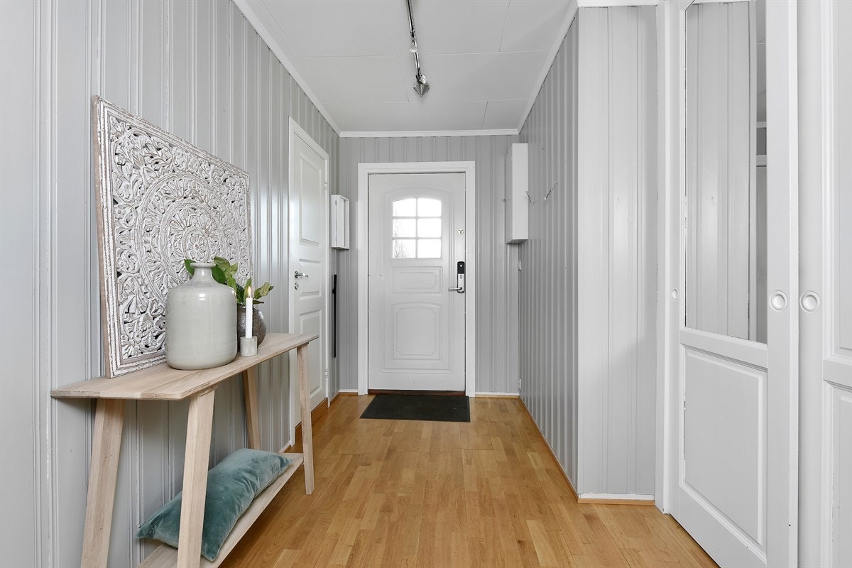 Ytterdøren har Yale doorman nøkkelløst system, og entreen er lys og trivelig. Det er god plass til oppheng av yttertøy og entrémøblement. Galleribilde