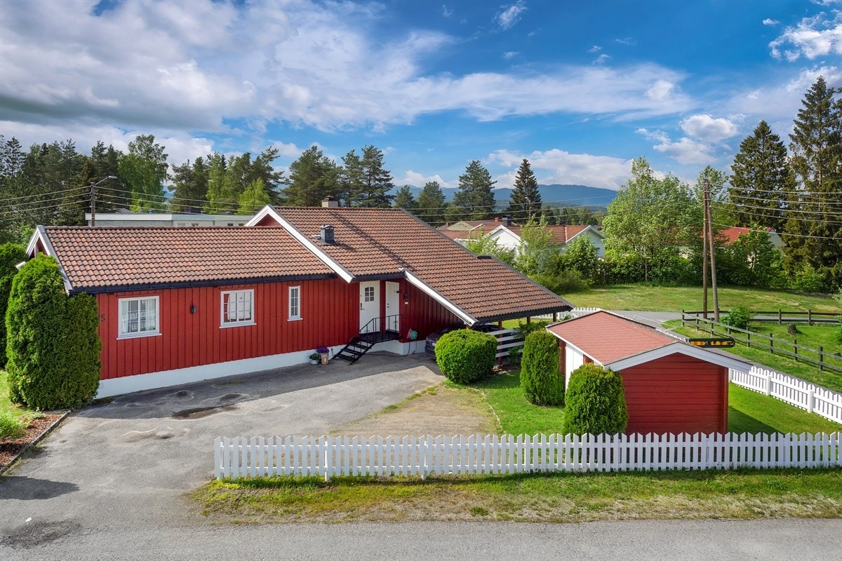 Eiendommen ligger i et sentrumsnært og meget barnevennlig boligområde på Loesmoen rett ved Hokksund i Øvre Eiker kommune. Galleribilde
