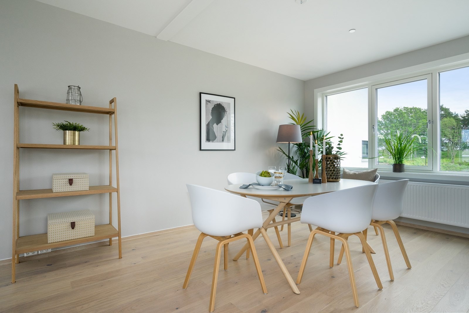 Spisestue med utsikt mot eikeskogen Galleribilde