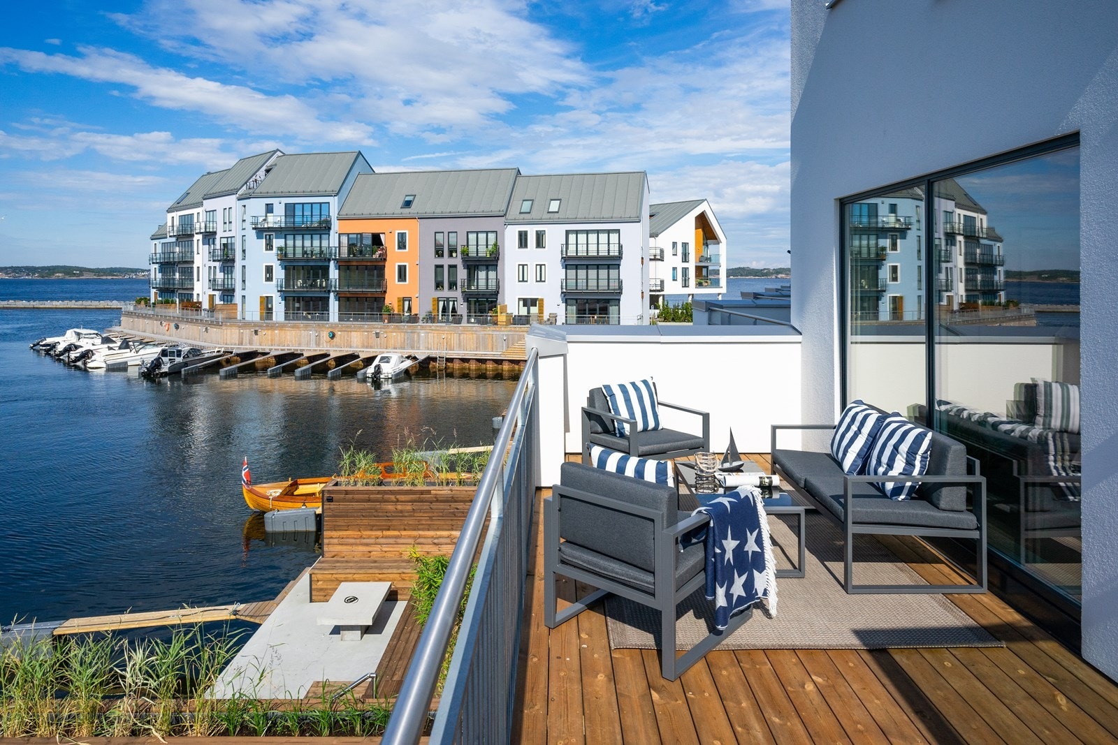 Balkong ut fra stue og spisestue Galleribilde