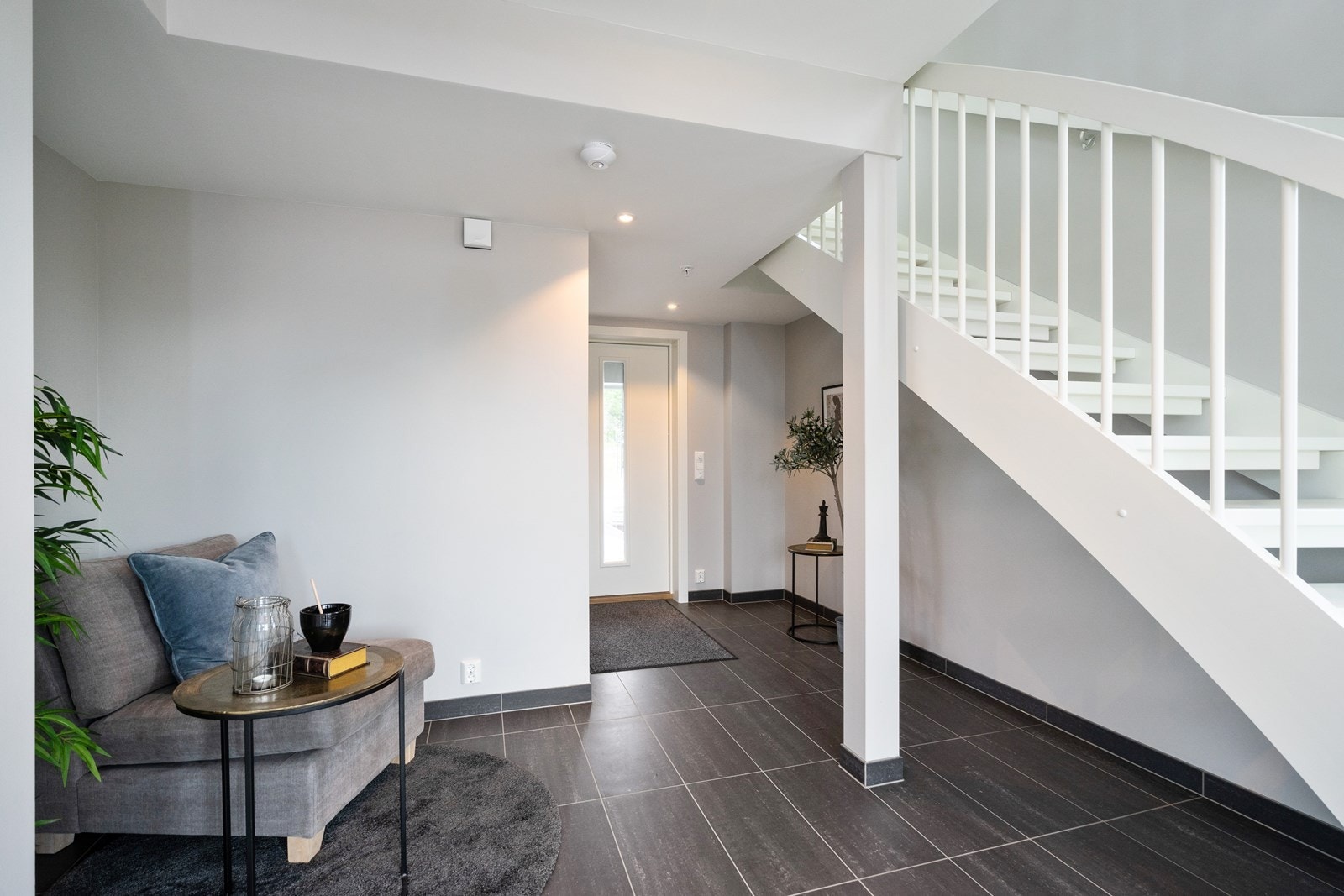 Hall med utgang til brygge - bad/vaskerom og boder Galleribilde