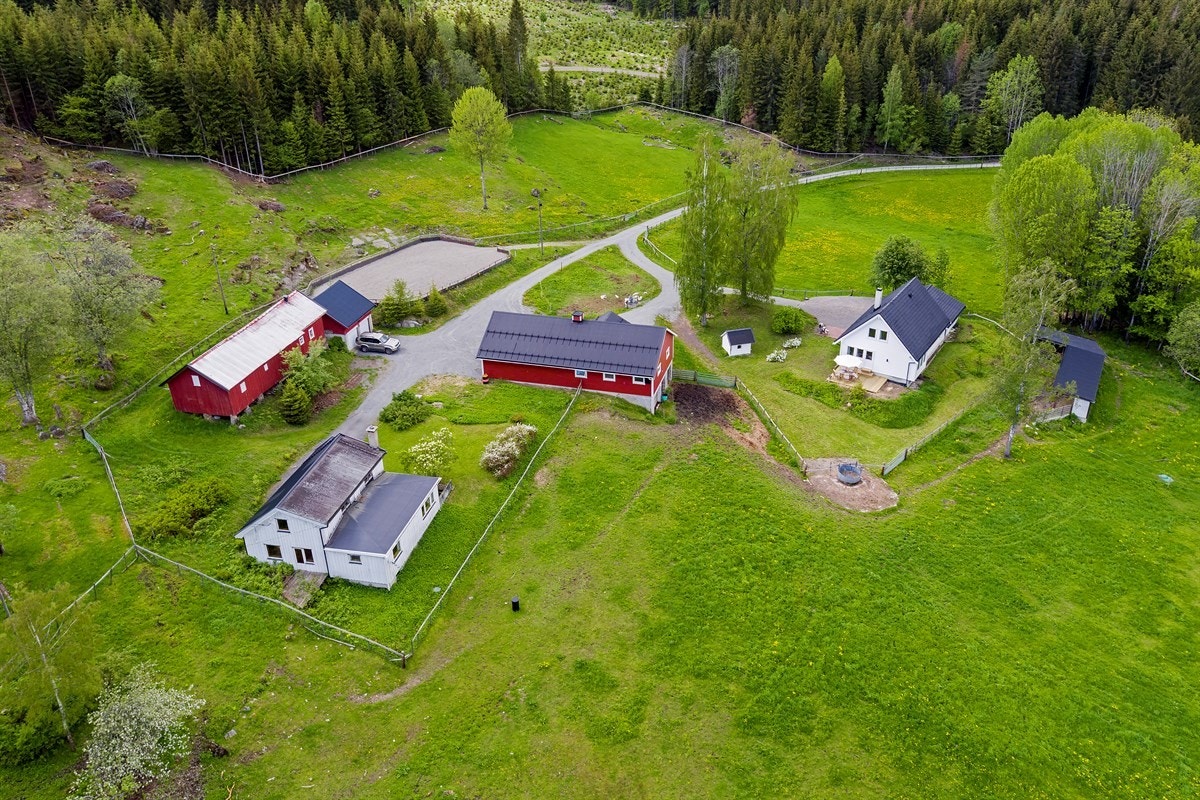 Liakroken 7-9 er et naturskjønt, usjenert småbruk med landlig og tilbaketrukket beliggenhet. Galleribilde
