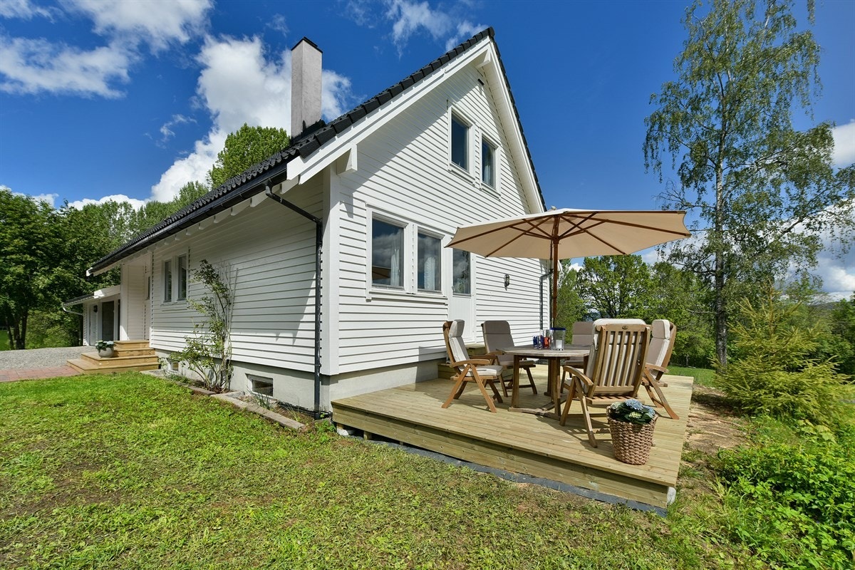 Terrassen er hovedsakelig sydvendt og byr på flotte solforhold fra tidlig morgen til sen kveld. Galleribilde