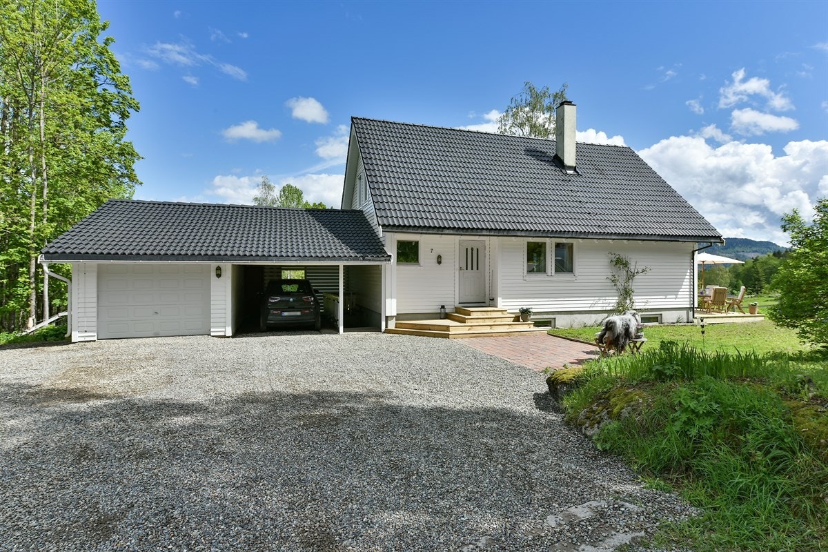 Våningshuset har byggeår 1984 og bærer preg av noe eldre overflater og inventar. Parkering i garasje og carport. Galleribilde
