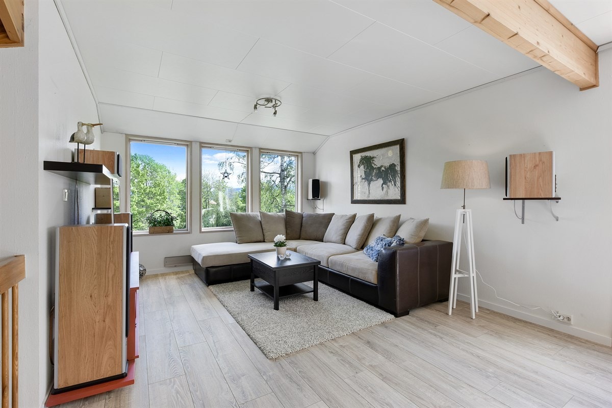 Stuen er romslig med god plass til møblement. Galleribilde