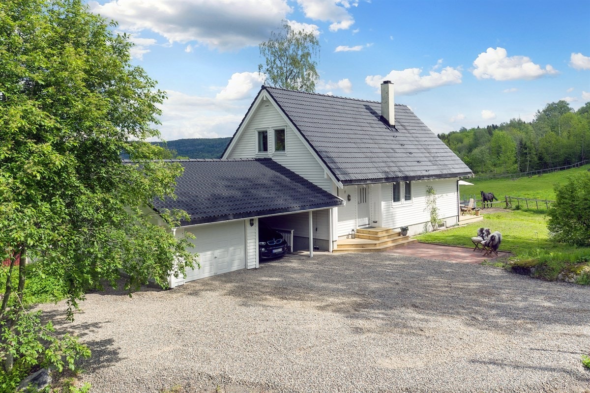 Det inneholder blant annet tre soverom, to bad, kjøkken, stue og vaskerom, samt toalettrom. Galleribilde