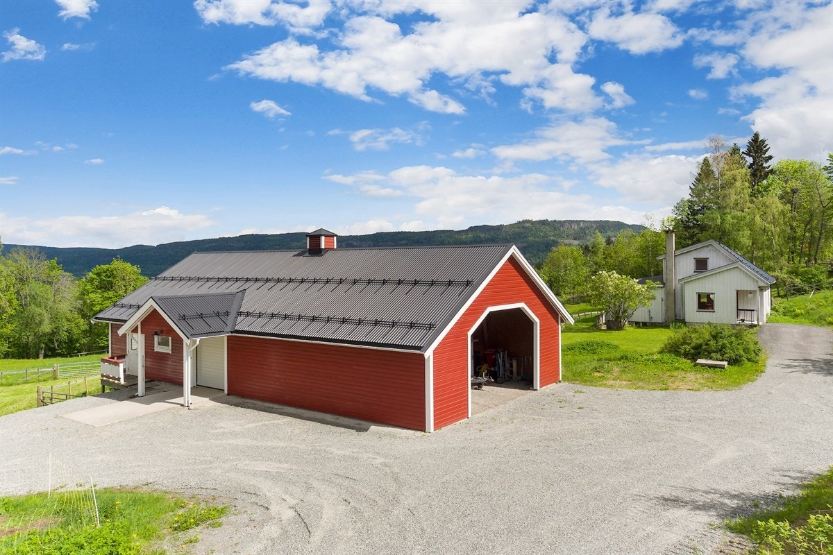 stor garasje i hele vestre ende av stallbygning. Galleribilde