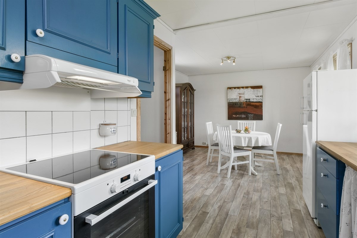 Kjøkkenet har en blå innredning fra 1994 med profilerte fronter og slitesterke benkeplater i heltre fra 2012. Galleribilde