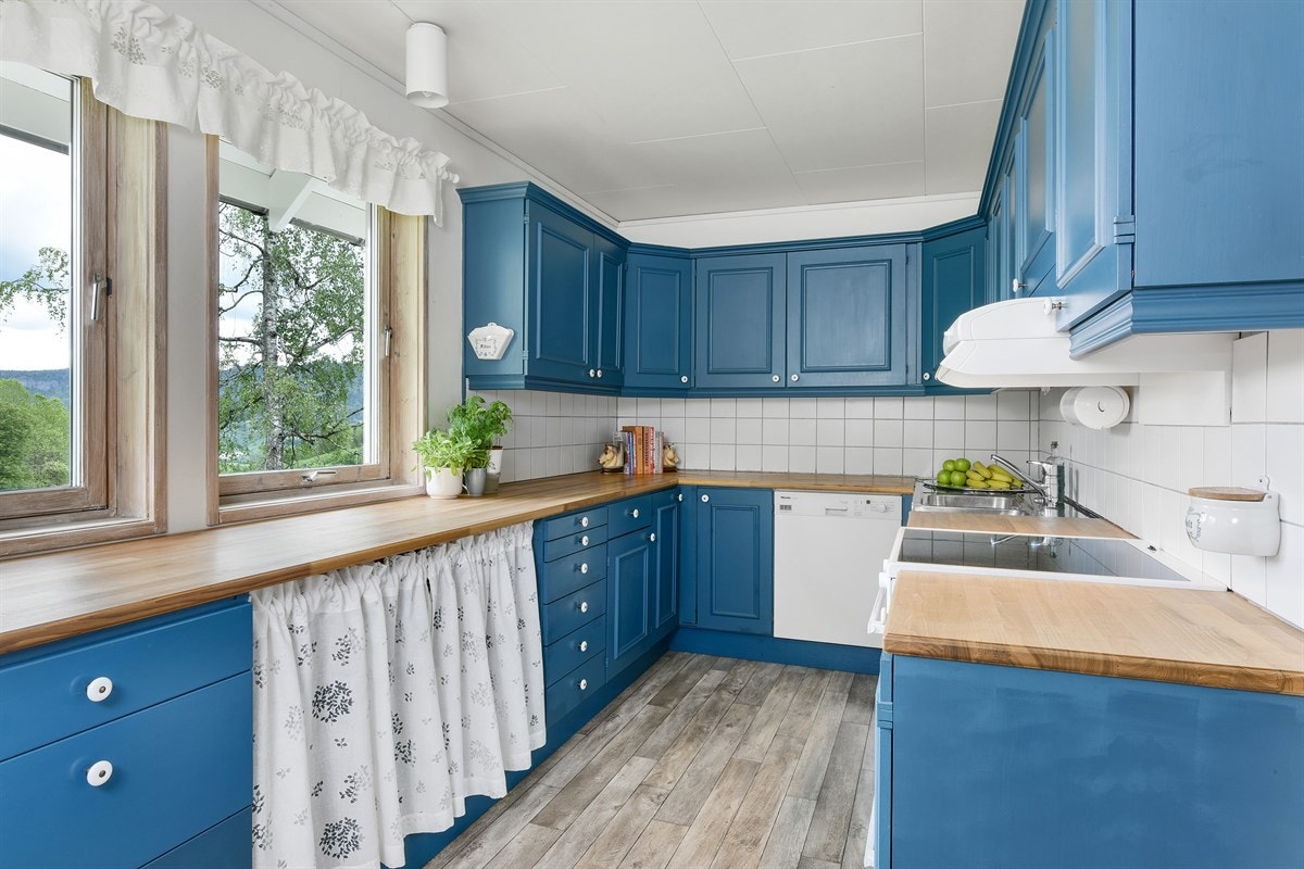 Det er egen nisje for komfyr og kjøleskap, samt opplegg for oppvaskmaskin. Galleribilde