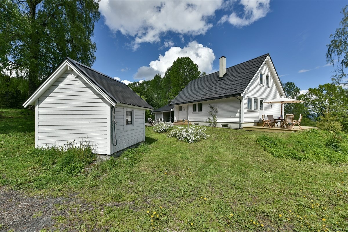 Fra eiendommen er det også umiddelbar nærhet til flotte tur- og friluftsområder som blant annet Finnemarka med Eiksetra som ligger ca. 19 minutter unna med bil. Galleribilde