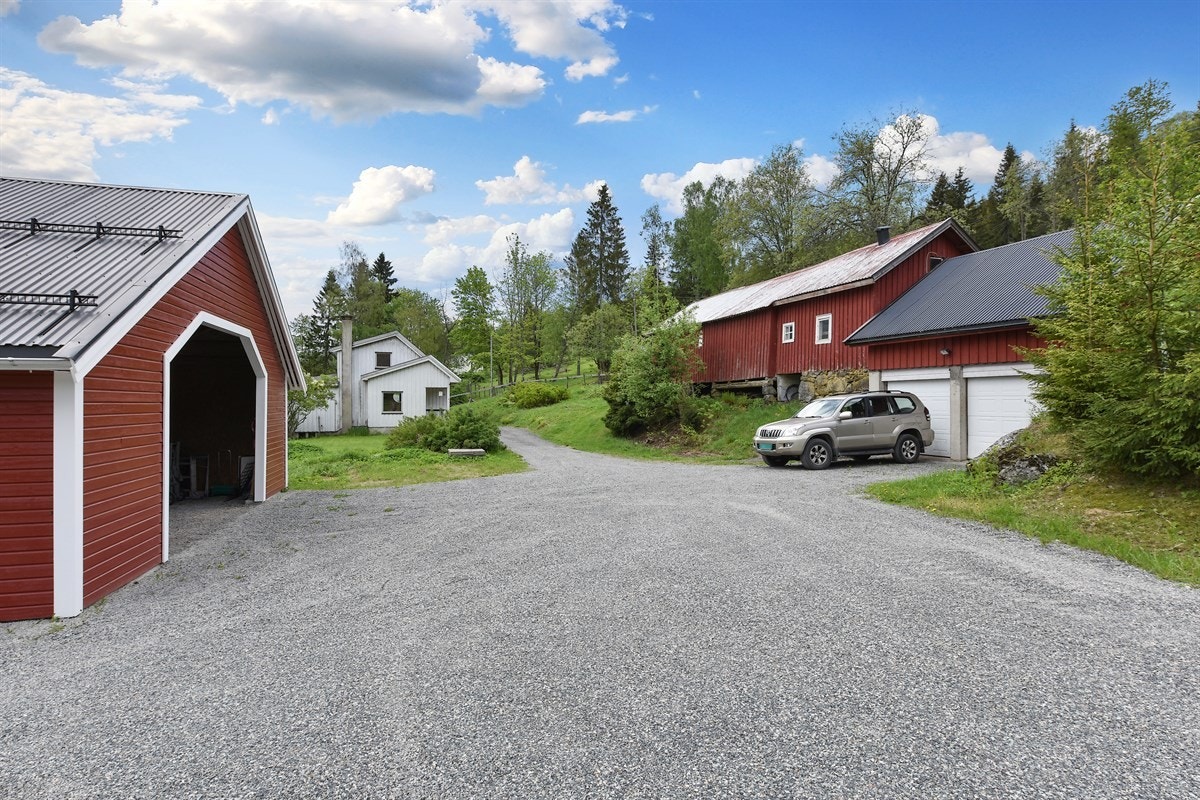 Området har nærhet til skoler, barnehager, offentlig kommunikasjon og gode servicetilbud. Galleribilde