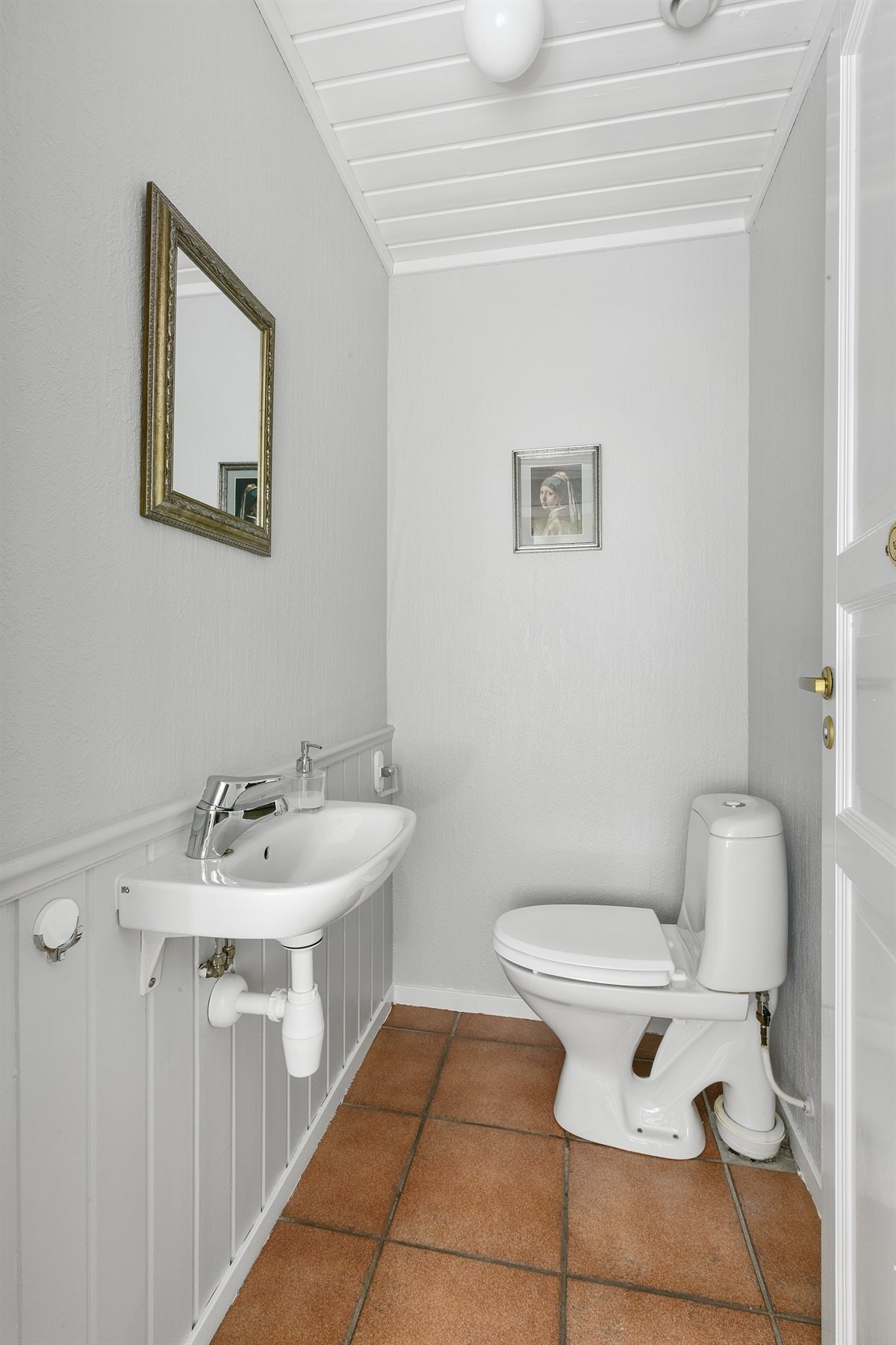 Separat toalettrom i første etasje fra 1990. Galleribilde