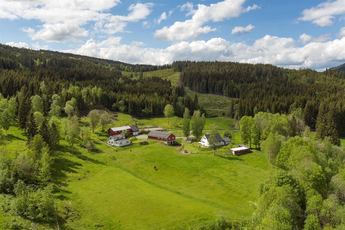 PrivatMegleren ved John Granly Steen og Kristian Arthur Brunvoll har gleden av å presentere dette småbruket med våningshus, kårbolig, driftsbygning/stall, garasjer, låve og ridebane! Galleribilde