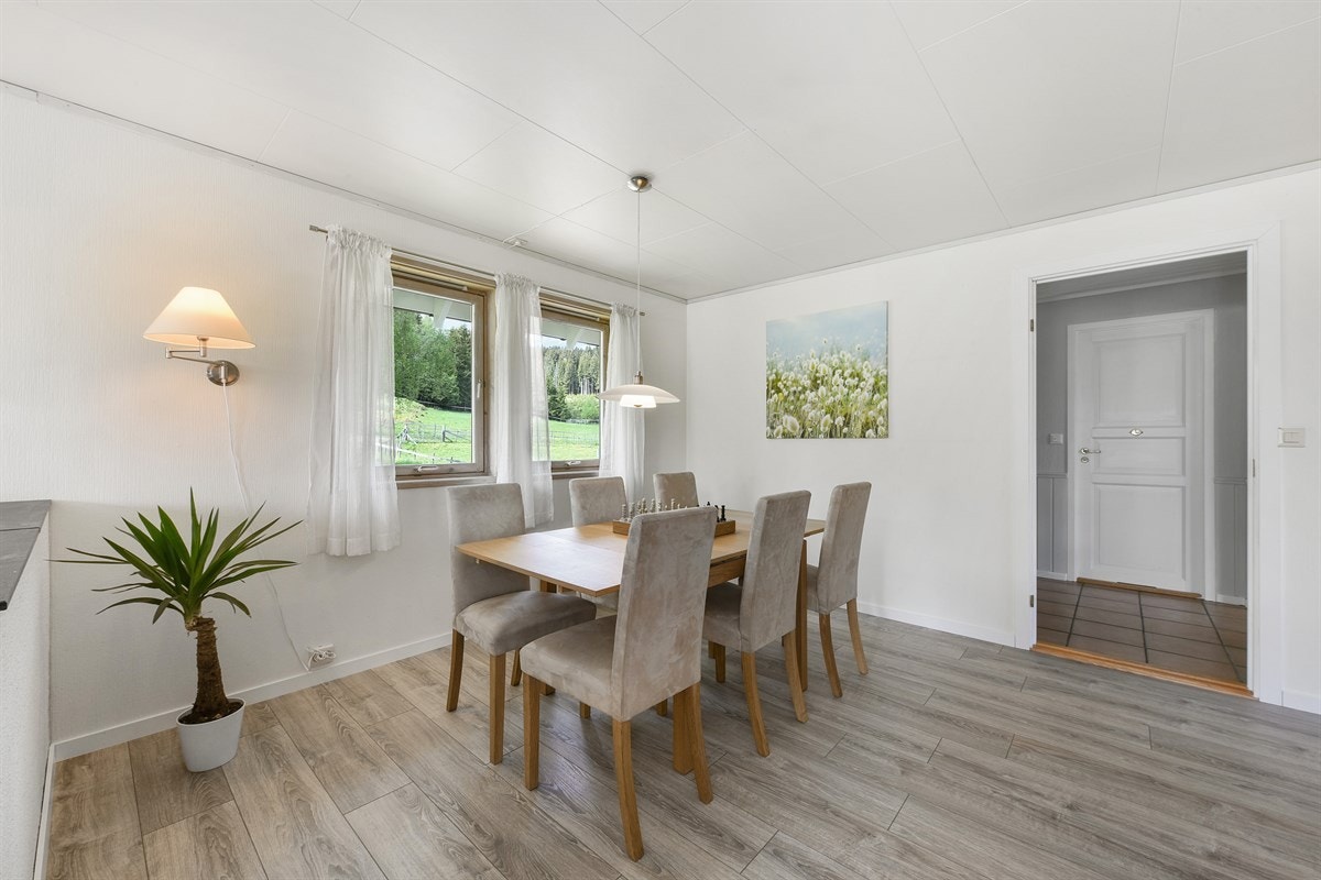 Rommet byr på mye naturlig lys og har utgang til markterrasse. Galleribilde