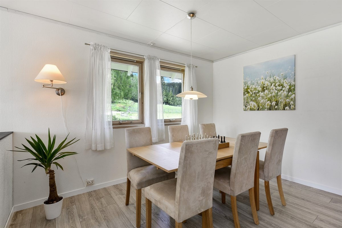 Det er parkettlaminat på gulv og lysmalte veggflater som enkelt lar en innrede etter eget ønske og personlige stil. Galleribilde