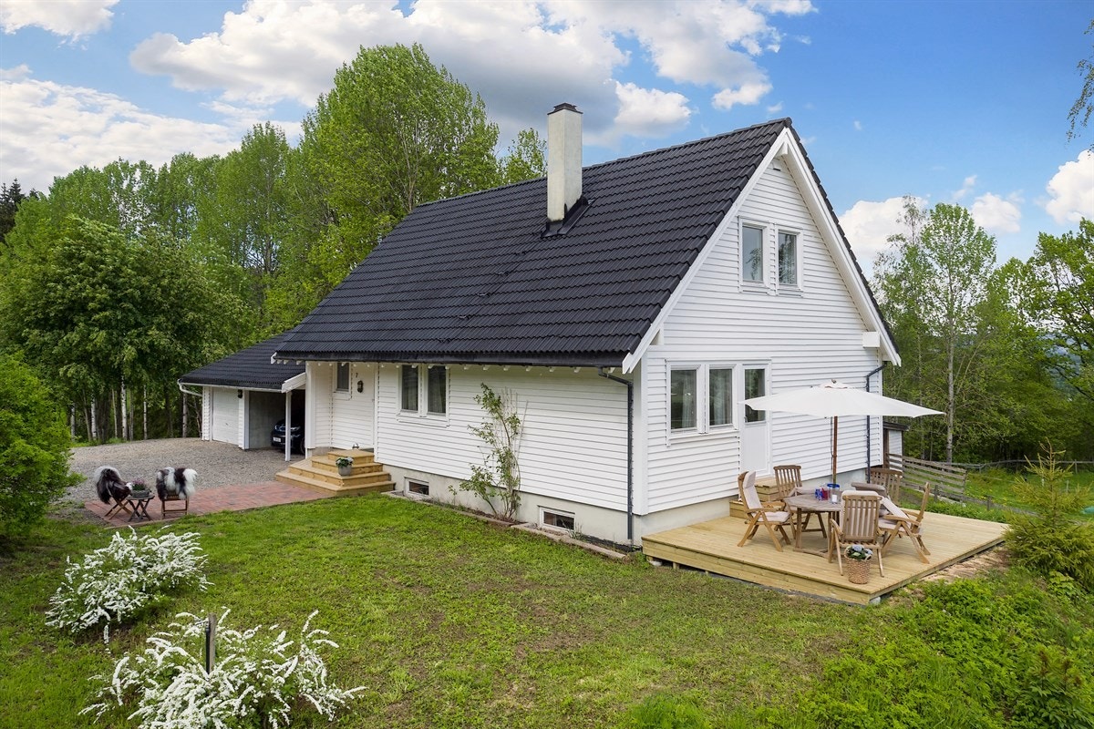 Utenfor våningshuset er det etablert en solrik markterrasse med adkomst fra stue. Galleribilde