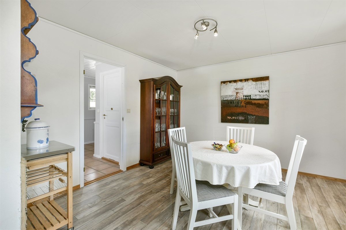 Kjøkkenet har fin størrelse og god plass for stort spisebord. Galleribilde