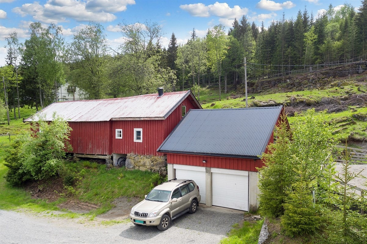 Parkering i dobbeltgarasje ved låve. Galleribilde