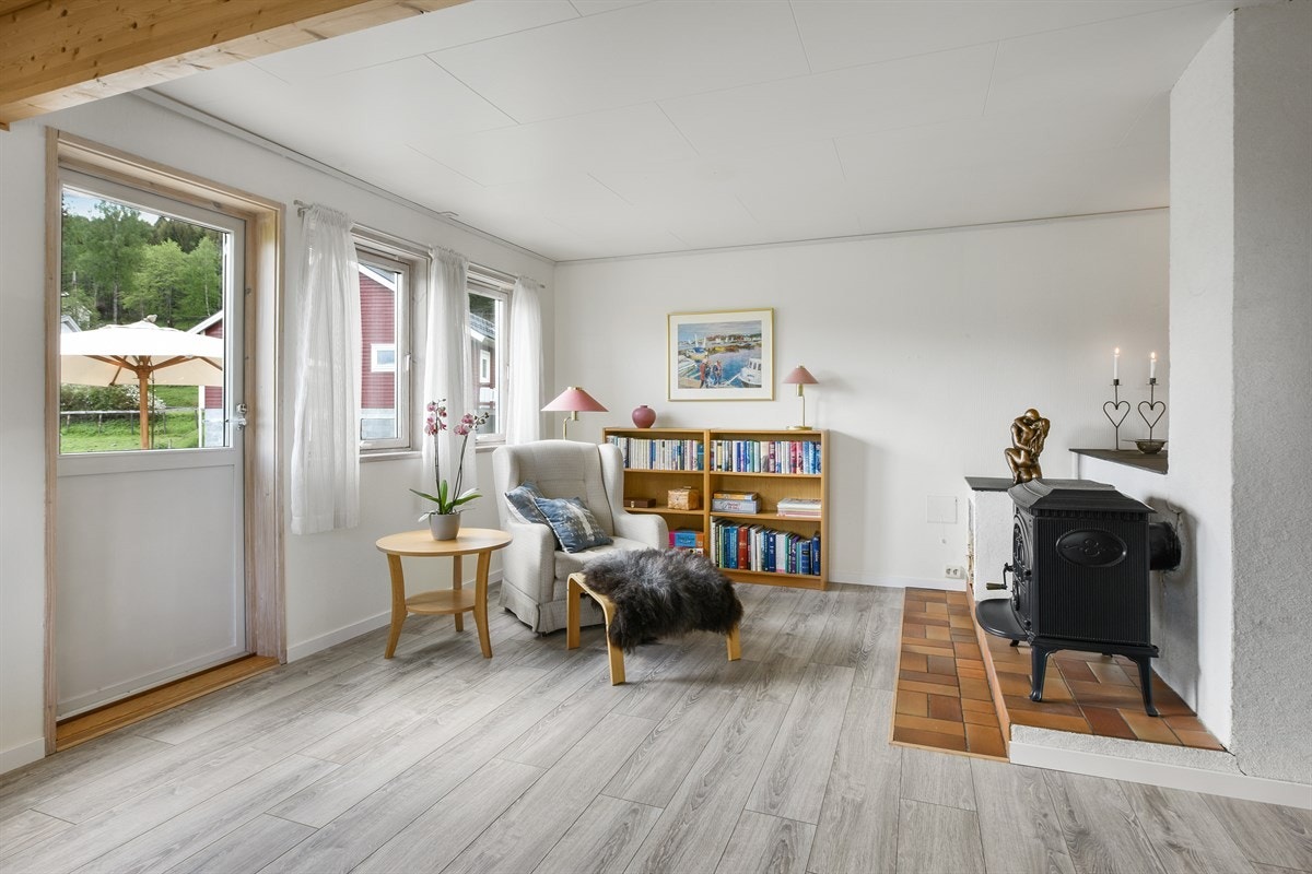 Sentralt i rommet er det satt inn peisovn med innsyn mot flammene. Galleribilde