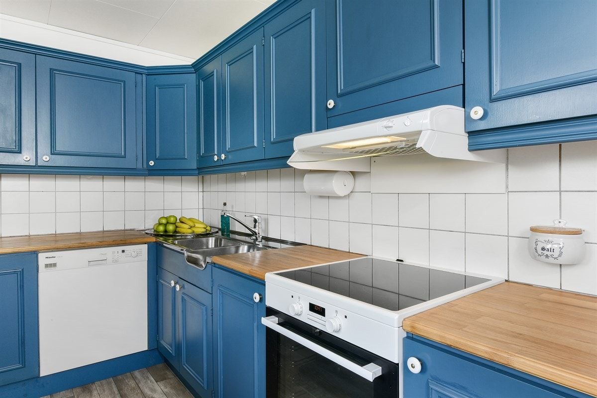 Veggene over benkeplatene er fliskledde, mens øvrige overflater består av lysmalte vegger og vinylbelegg på gulv. Galleribilde