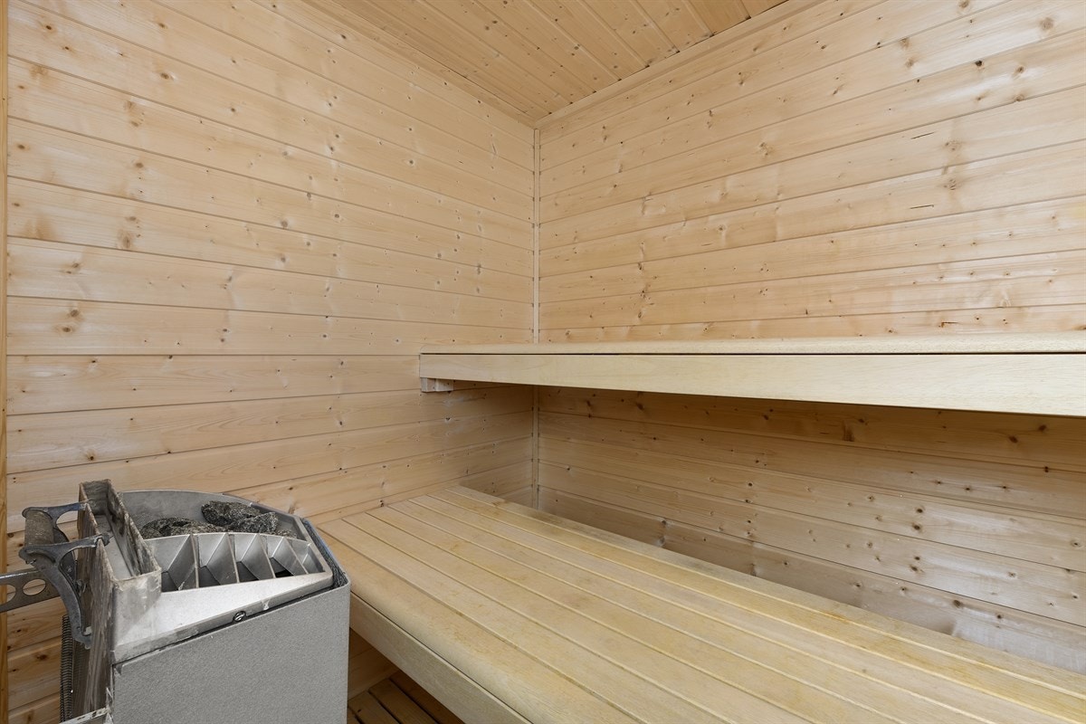 badstue med sittebenker i to høyder og badstueovn fra 2001. Galleribilde