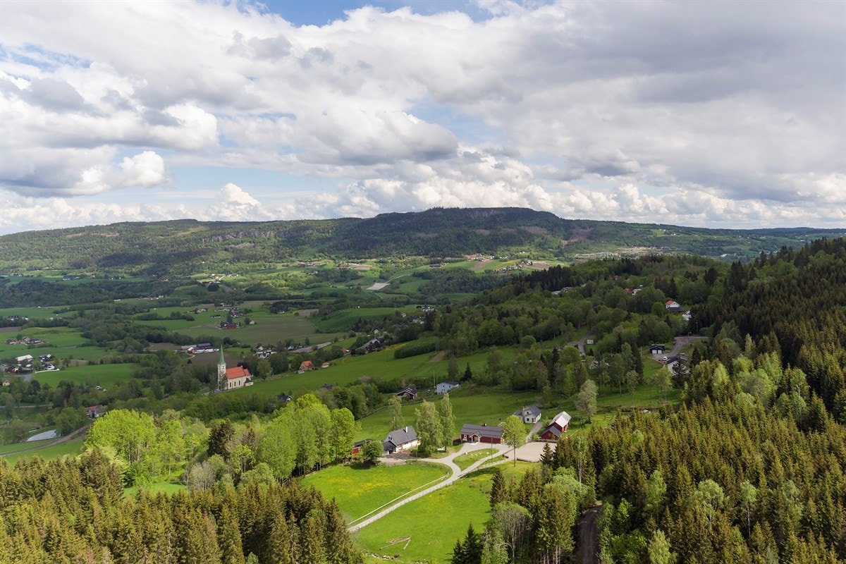Fra eiendommen er det umiddelbar nærhet til flotte friluftsområder og kort vei til flere sentrumskjerner. Galleribilde