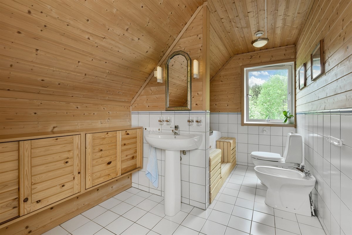 Badet i andre etasje har standard fra byggeår med flislagte overflater til brystning og varmekabler i gulv. Galleribilde