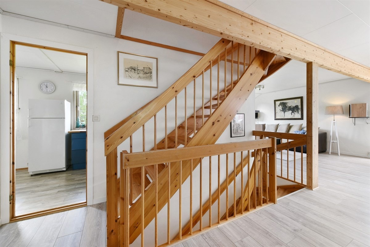 Trappen fører deg både opp til 2.Etasje og ned til kjelleren. Galleribilde