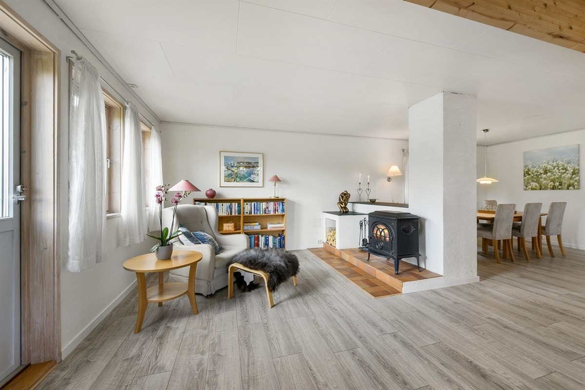 Stuen er inndelt i to soner og har plass for flere sittegrupper, inkludert spisebord. Galleribilde