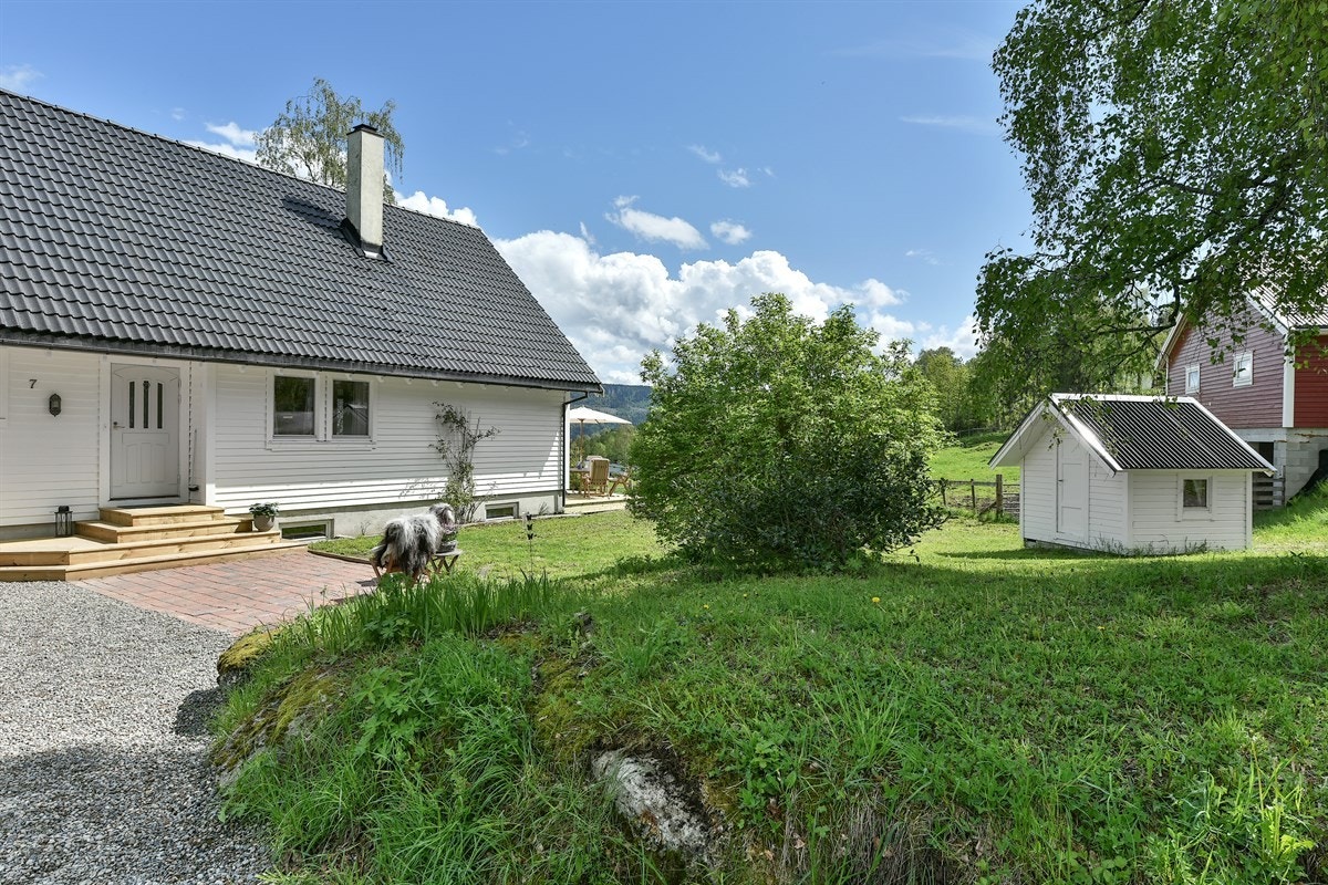 I tilknytting til våningshuset er det en fullisolert leikestue på 4,5 m2. Galleribilde