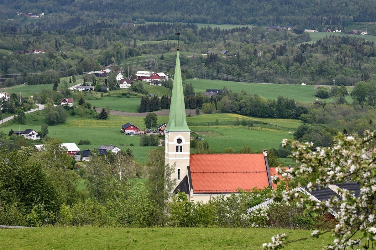 Det finnes flere videregående skoler i nærliggende områder, samt et godt utvalg av både private og kommunale barnehager. Galleribilde