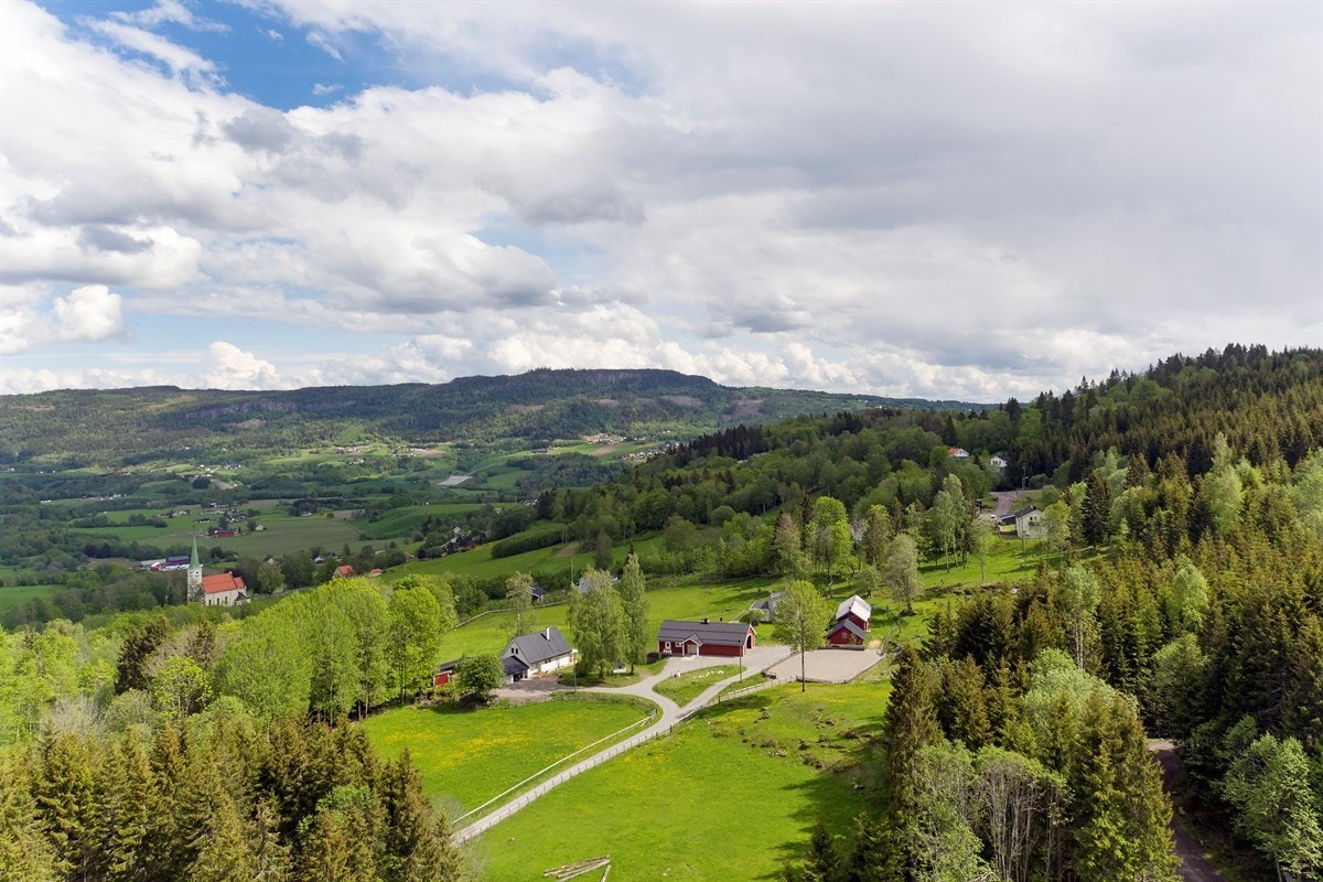 Det er anlagt egen ridebane utenfor stall, og gode parkeringsmuligheter i garasje og carport. Galleribilde