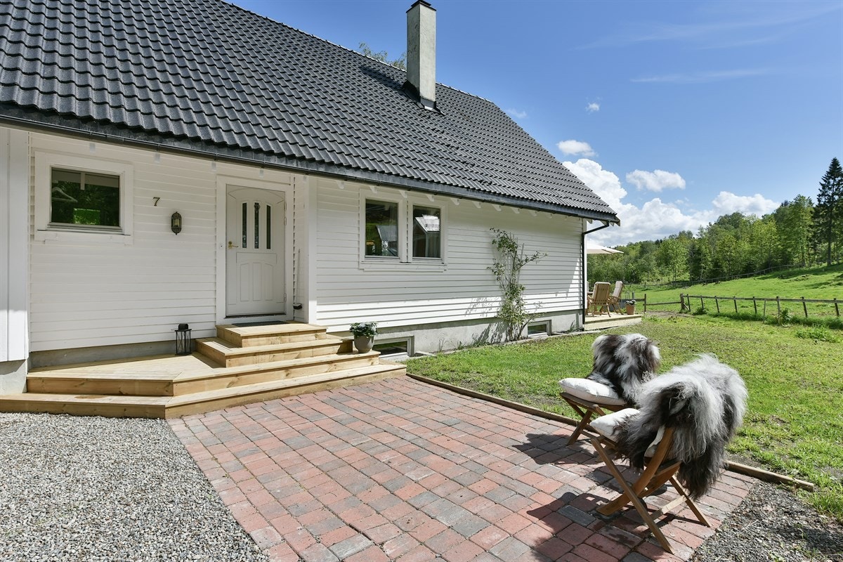 Boligen har adkomst via trapp og et overbygd inngangsparti. Galleribilde