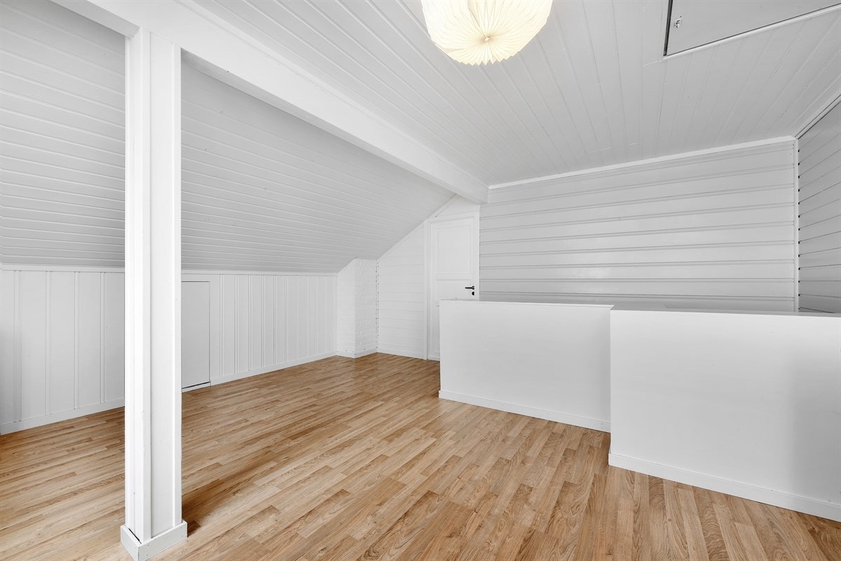Fra loftstuen er det dør inn til et soverom, åpninger inn mot knevegg og trapp ned til andre etasje. Galleribilde